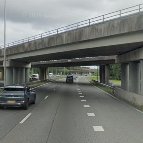 Roest veroorzaakt betonfragmenten die van viaduct over A28 vallen