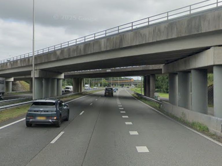 Roest veroorzaakt betonfragmenten die van viaduct over A28 vallen