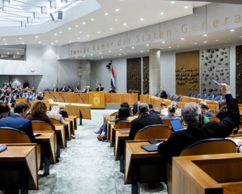 Salaris en arbeidsvoorwaarden voor politieke ambtsdragers moeten verbeteren