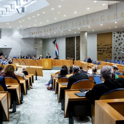 Salaris en arbeidsvoorwaarden voor politieke bestuurders aanzienlijk verbeteren