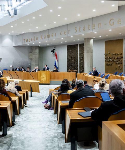 Salaris en arbeidsvoorwaarden voor politieke bestuurders aanzienlijk verbeteren