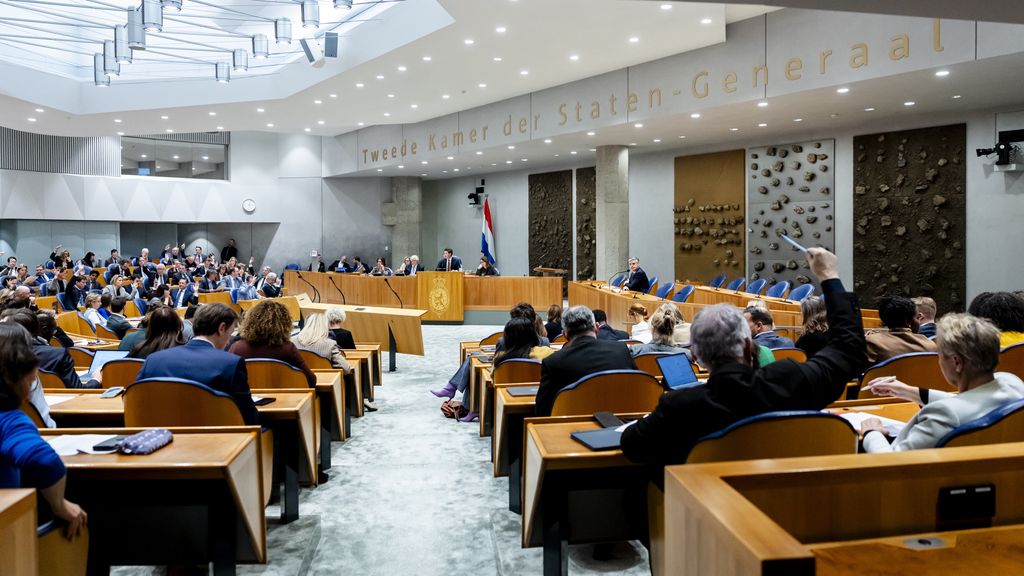 Salaris en arbeidsvoorwaarden voor politieke bestuurders aanzienlijk verbeteren