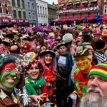 Snijdende noordoostenwind houdt carnavalsvierders in Limburg en Brabant niet tegen