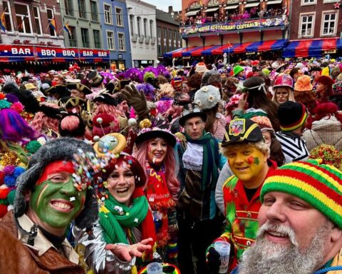 Snijdende noordoostenwind houdt carnavalsvierders in Limburg en Brabant niet tegen