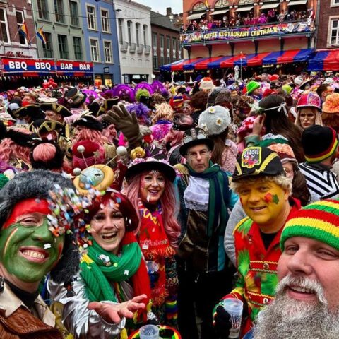 Snijdende noordoostenwind houdt carnavalsvierders in Limburg en Brabant niet tegen