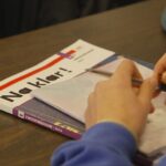 Staatssecretaris overweegt ingrijpen bij uitgevers van wegwerpschoolboeken