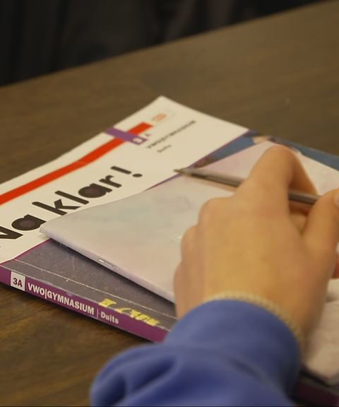 Staatssecretaris overweegt ingrijpen bij uitgevers van wegwerpschoolboeken