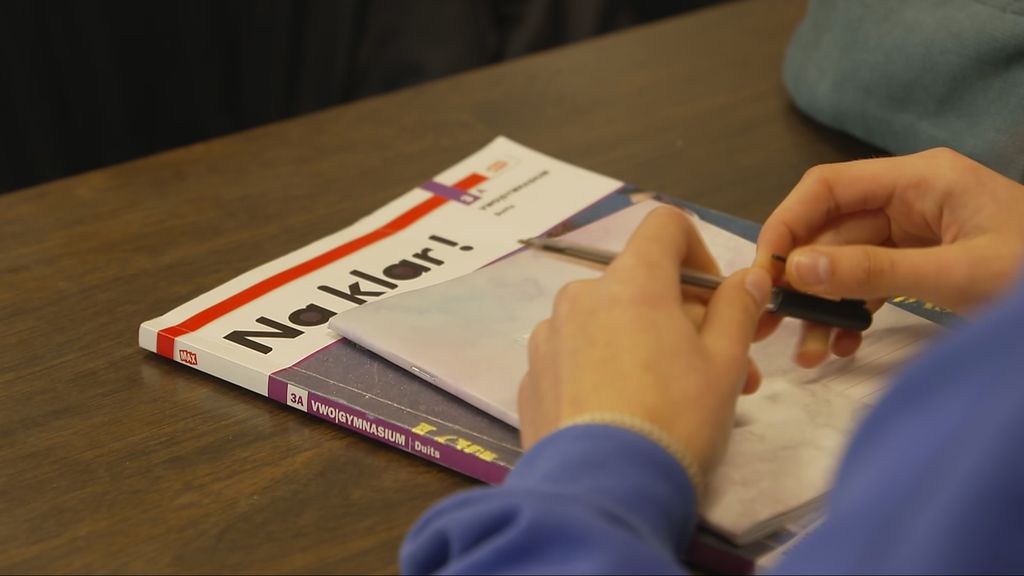 Staatssecretaris overweegt ingrijpen bij uitgevers van wegwerpschoolboeken