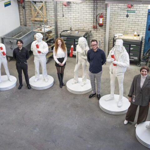 Standbeelden van 'gewone stemmers' onthuld in zes gemeenten prior to gemeenteraadsverkiezingen