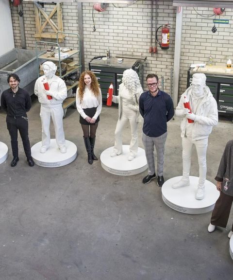 Standbeelden van 'gewone stemmers' onthuld in zes gemeenten prior to gemeenteraadsverkiezingen