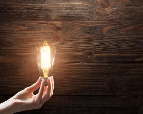 Stel dat een stel nog eens anderhalf jaar moet wachten op aansluiting van hun huis op stroomnetwerk