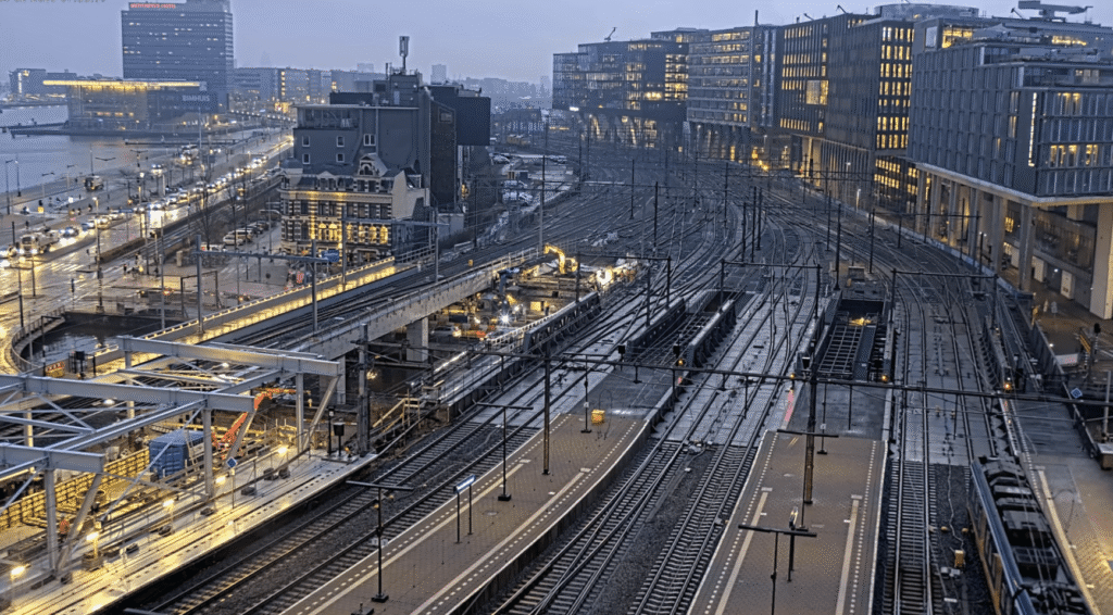 Storingen blokkeren treinverkeer naar Schiphol; Veel treinproblemen in Nederland vandaag