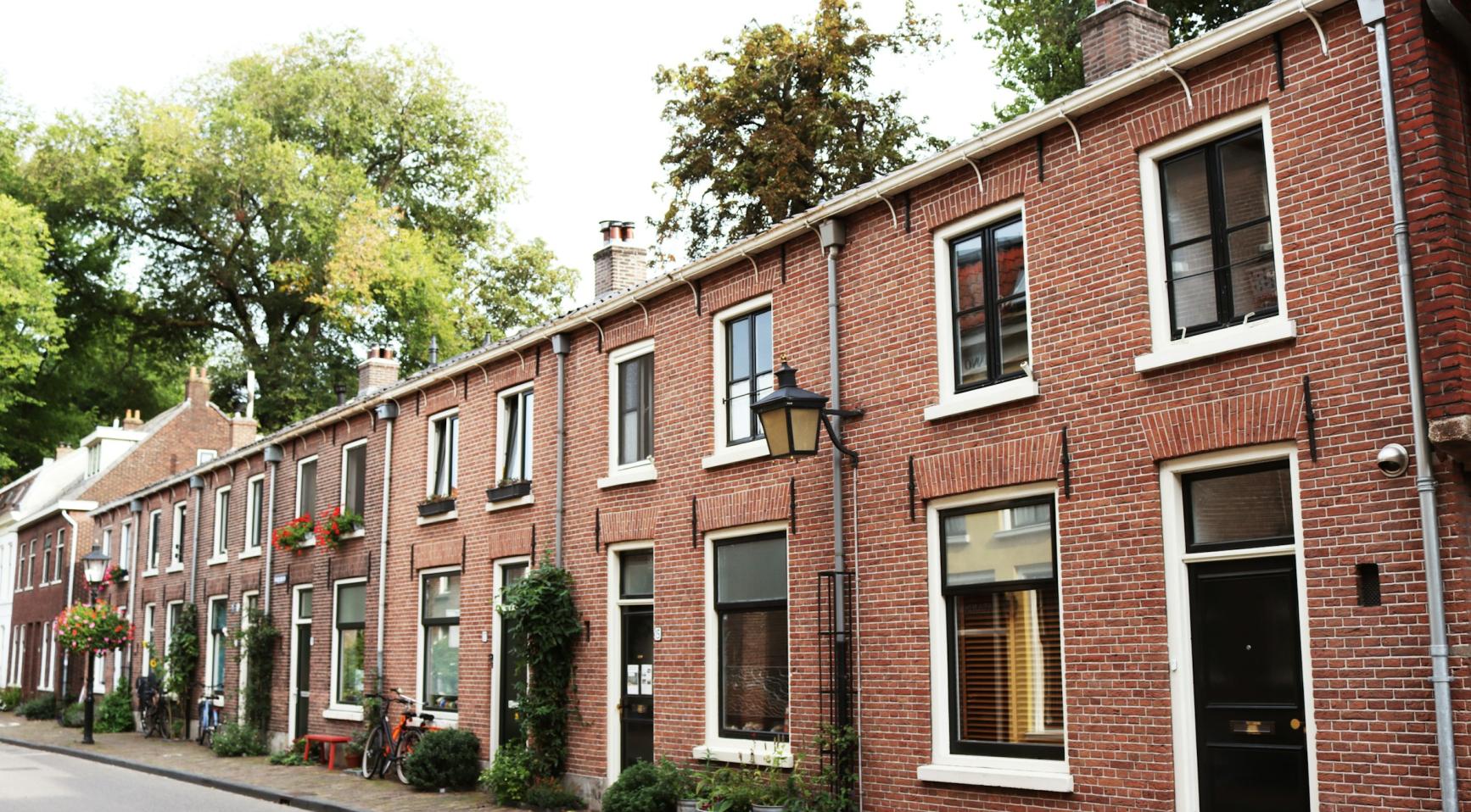 Think tank: Snijd belastingvoordelen, verhoog huren voor sociale huurwoningen met hoge inkomens om tekort te verlichten