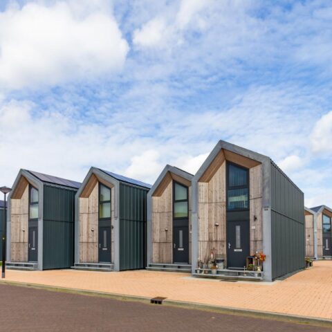 Tilburgse man overlijdt nadat tiny house op hem valt tijdens hijswerk