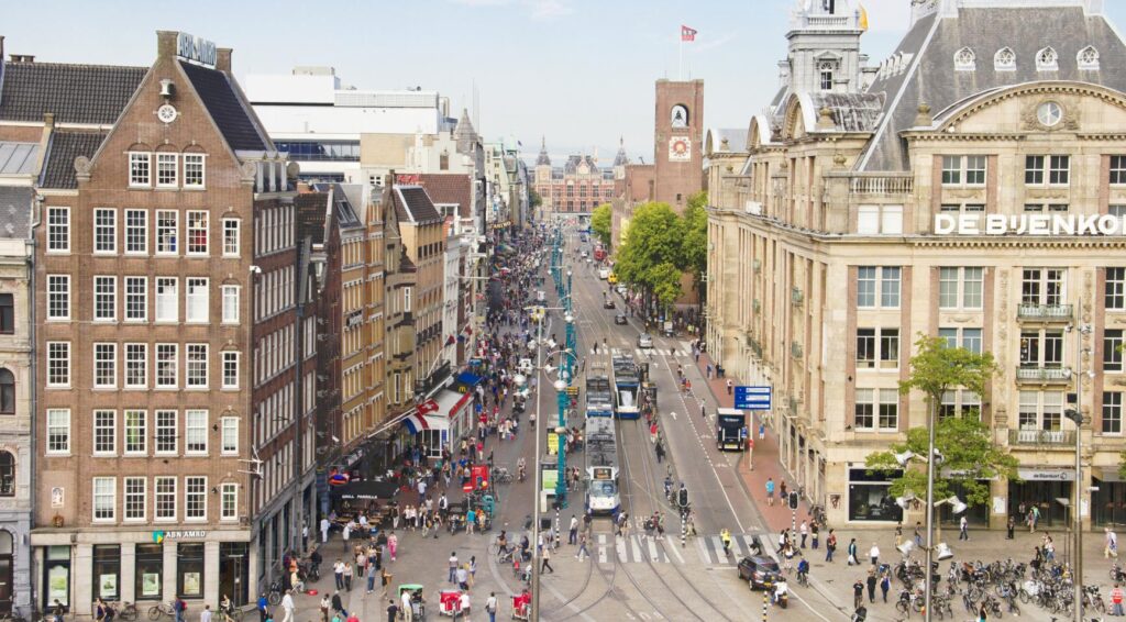 Vertrouwen van inwoners van Nederland in anderen daalt, vooral onder laagopgeleiden