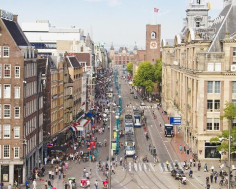 Vertrouwen van inwoners van Nederland in anderen daalt, vooral onder laagopgeleiden