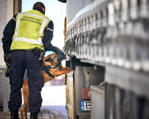 Vijf Vietnamezen gevonden in caravan bij veerbootterminal in Hoek van Holland; twee Britten gearresteerd