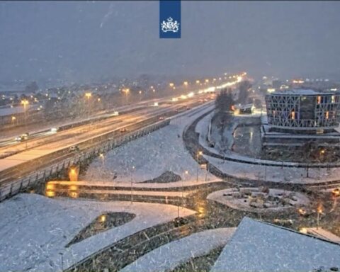 Vijftien februari: wegen in Nederland blijven verraderlijk door sneeuw en ijs
