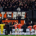 Volendam verrast PSV met late winnaar en bezorgt leiders tweede nederlaag van het seizoen