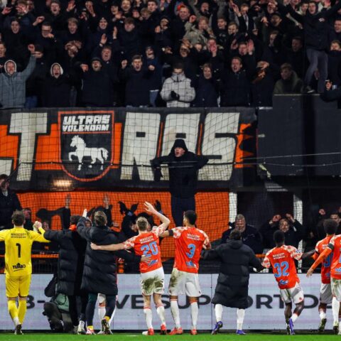 Volendam verrast PSV met late winnaar en bezorgt leiders tweede nederlaag van het seizoen