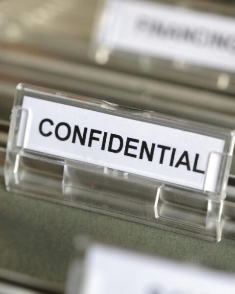 Voormalig analist ontkent delen van staatsgeheimen, noemt beschuldigingen “misverstand”