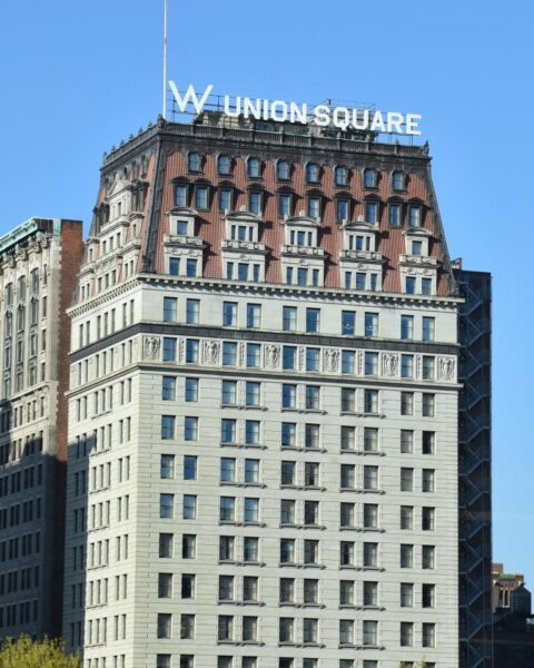 W Hotel Amsterdam riskeert uitzetting na drie jaar huurachterstand van 23,4 miljoen euro