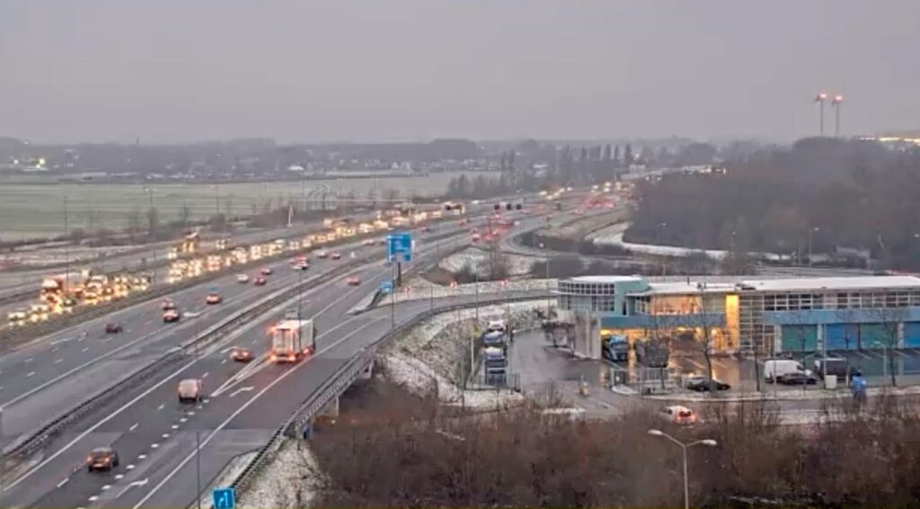 Winterweer: 132 vluchten van Schiphol geannuleerd; gladde wegen, maar geen grote verkeersproblemen