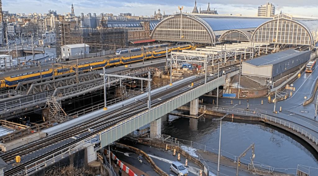 Wisselvallig weer met regen en zonneschijn tot woensdag; mogelijk milder weer vanaf het weekend