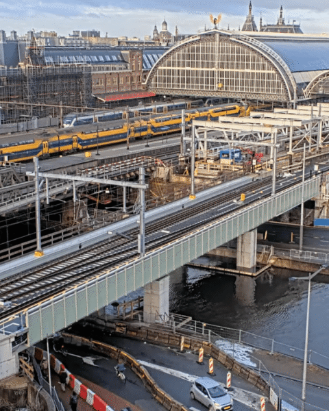 Wisselvallig weer met regen en zonneschijn tot woensdag; mogelijk milder weer vanaf het weekend