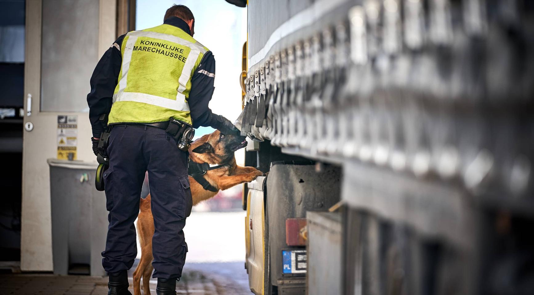 Zes kinderen en elf volwassenen aangetroffen in koelcontainer in Hoek van Holland