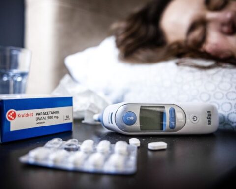 Ziekenhuizen stellen operaties uit door griep; minister roept carnavalvierders met verkoudheid op om thuis te blijven