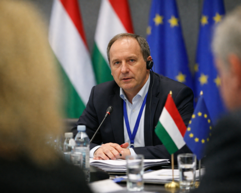 Ex-Poetin-tolk leidt OVSE-waarnemingsmissie Hongaarse verkiezingen, banden met Kremlin zorgen voor controverse