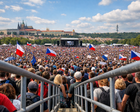 Pragers overspoelen Letná in massaprotest tegen regering Babiš