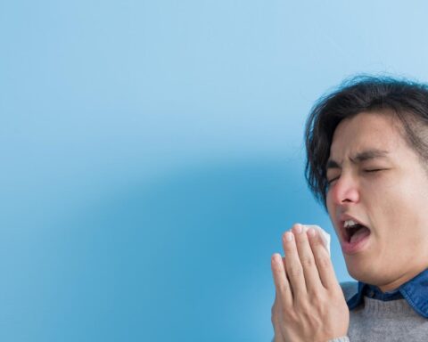 Aantal klachten over hooikoorts stijgt door vroeg pollen seizoen, veel mensen naar de dokter