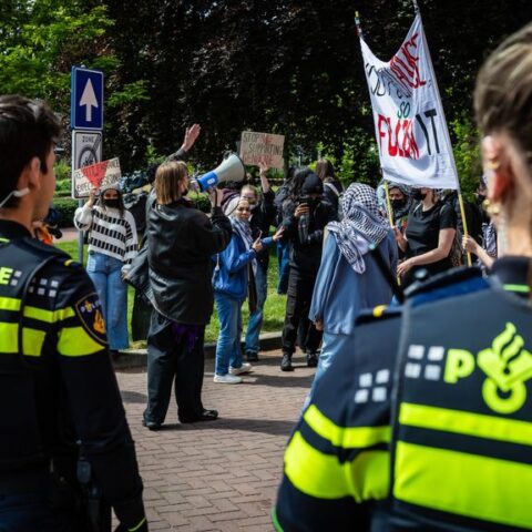 Agent aangeklaagd na onterecht gebruik van politiehond tegen pro-Palestijnse demonstrant in Nijmegen