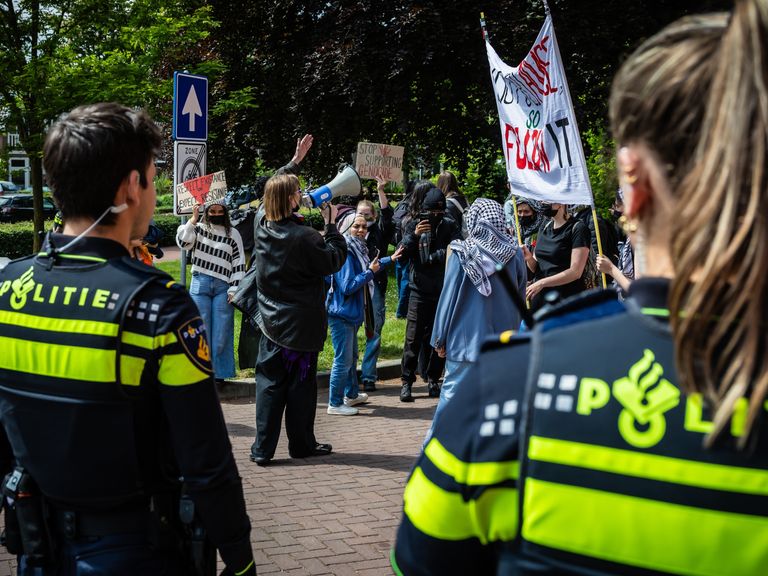 Agent aangeklaagd na onterecht gebruik van politiehond tegen pro-Palestijnse demonstrant in Nijmegen