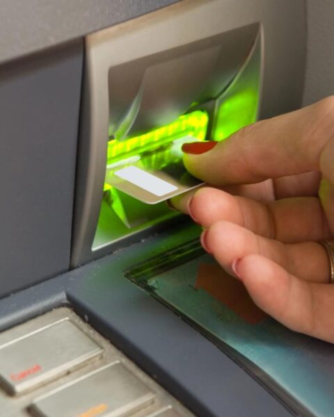 Alle Nederlanders krijgen nieuwe bankpassen voor wereldwijde betalingen