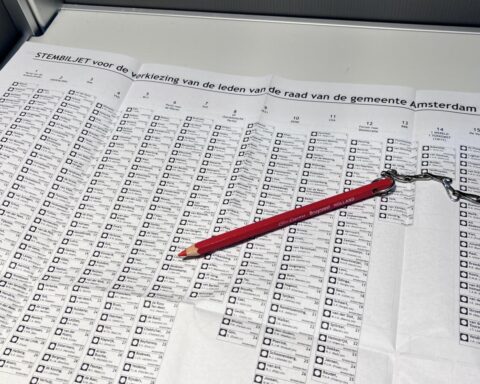 Amsterdamse gemeenteraadsverkiezingen: resultaten komen laat binnen, opkomst iets gestegen in vier jaar