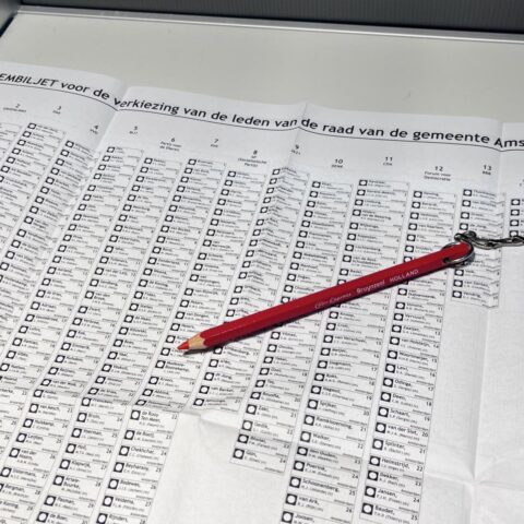 Amsterdamse gemeenteraadsverkiezingen: resultaten komen laat binnen, opkomst iets gestegen in vier jaar