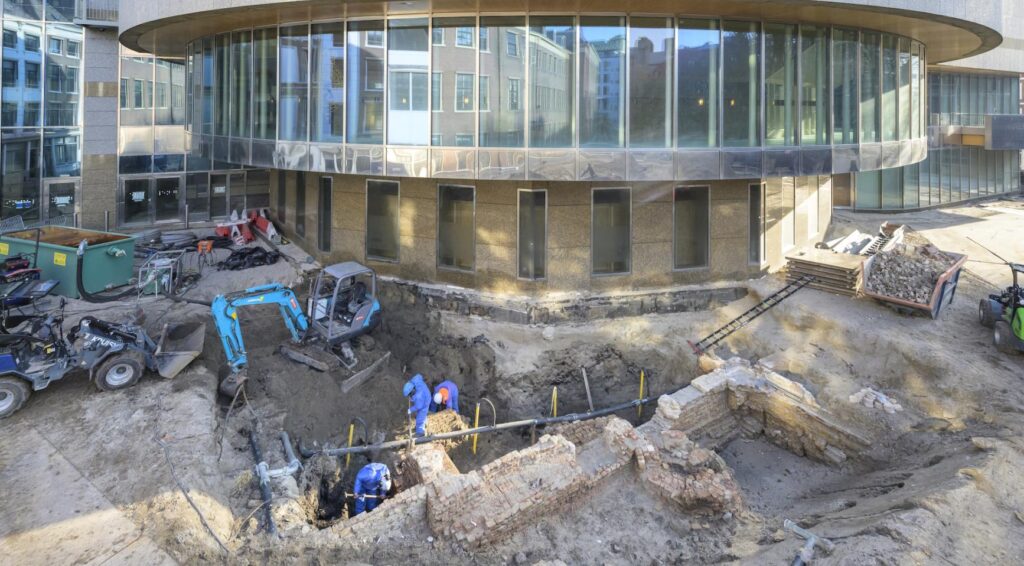 Archeologen ontdekken meer van de 13e-eeuws stadspoort in Den Haag onder het Parlement