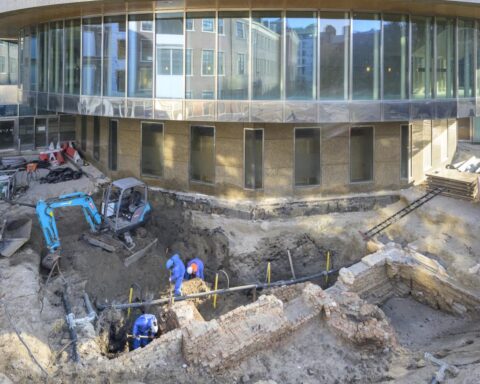 Archeologen ontdekken meer van de 13e-eeuws stadspoort in Den Haag onder het Parlement