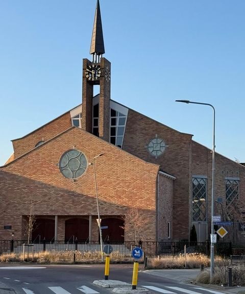 Architect Wouter van Beijnum (79) overleden, bekend om iconische kerkgebouwen in Nederland