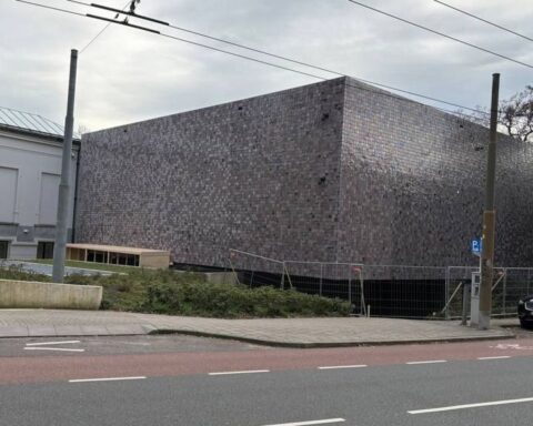 Arnhem zoekt oplossing voor 82.000 loslatende tegels van Museum Arnhem