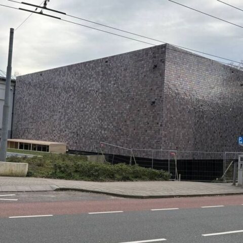 Arnhem zoekt oplossing voor 82.000 loslatende tegels van Museum Arnhem
