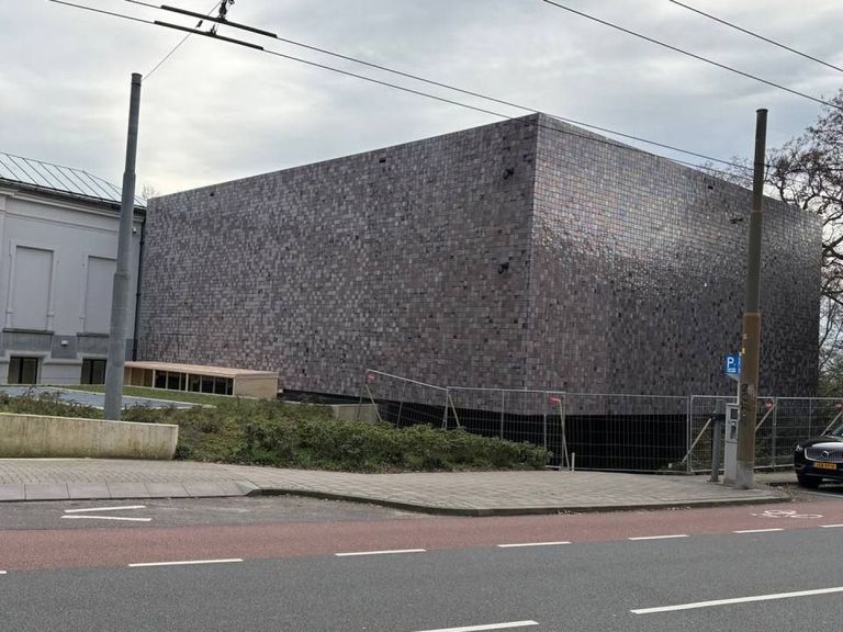 Arnhem zoekt oplossing voor 82.000 loslatende tegels van Museum Arnhem