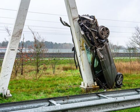 Auto crasht ondersteboven tegen verkeerspaal op A16 bij Breda