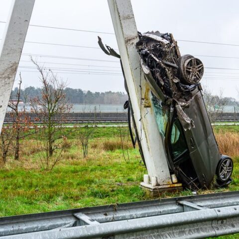 Auto crasht ondersteboven tegen verkeerspaal op A16 bij Breda