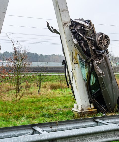 Auto crasht ondersteboven tegen verkeerspaal op A16 bij Breda