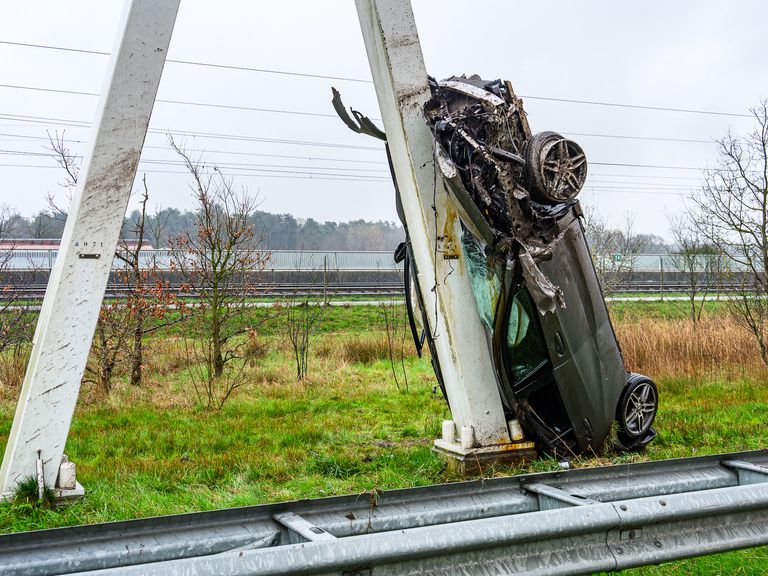 Auto crasht ondersteboven tegen verkeerspaal op A16 bij Breda