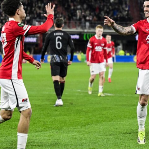 AZ Alkmaar wint eerste wedstrijd tegen Sparta Praag met 2-1 dankzij twee doelpunten van Troy Parrott